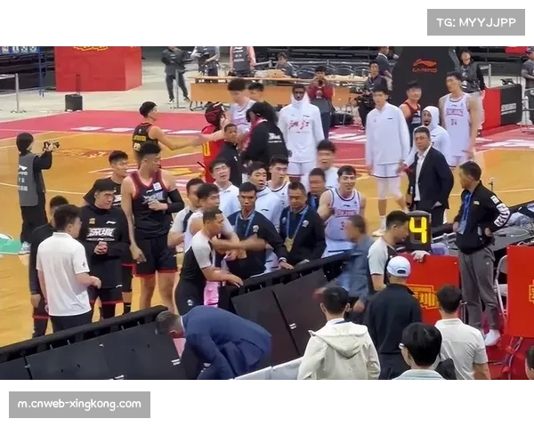 技术台提醒罚球计数错误遭无视 裁判权威与技术辅助关系紧张